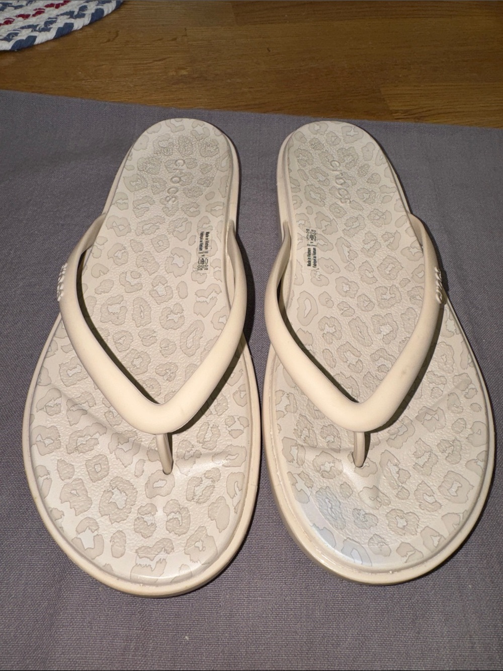CROCS Women’s Flip Flop Sandals - Cream Leopard Print~6W EUC